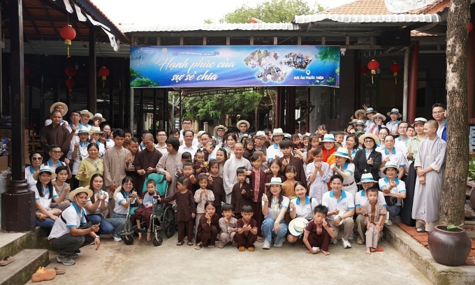 3-1755674257-1755674288-6550-1755674894 Đoàn thiện nguyện chụp ảnh lưu niệm cùng các em tại mái ấm. Bệnh viện Quốc tế City sẵn sàng là điểm tựa sẻ chia yêu thương với cộng đồng. Ảnh: Bệnh viện cung cấp