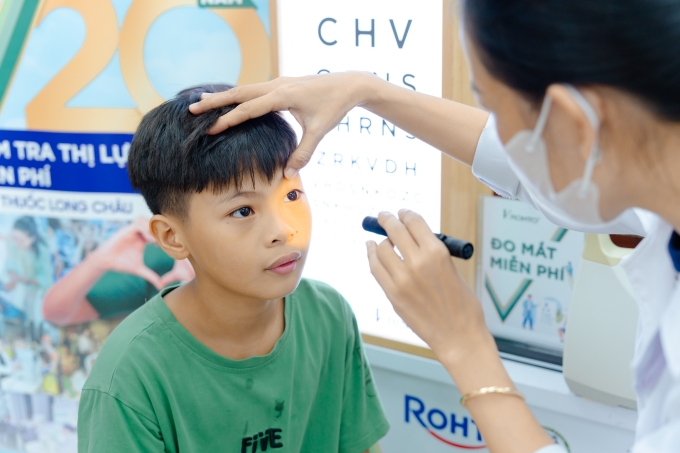 3-jpg-1754899834-3854-1754900081 Các bác sĩ thăm khám kỹ từng trường hợp. Ảnh: LC
