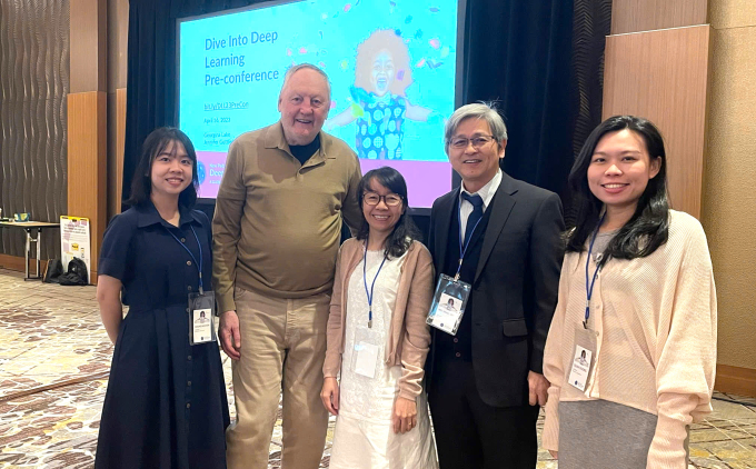 Cô Nhung (trái) trong lần dự hội thảo tại Mỹ năm 2023. Ảnh: Nhân vật cung cấp[Caption]