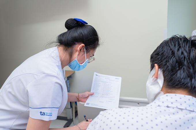 4-1-1754865262-1754865271-9319-1754865398 Anh Kha được hướng dẫn cách dùng các loại thuốc trước giờ xuất viện. Ảnh: Bệnh viện Đa khoa Tâm Anh