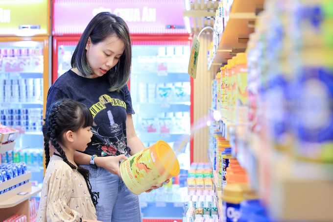 51fc1c07652fed71b43e-175524633-9284-2587-1755246500 Phụ huynh lựa chọn các sản phẩm của Vinamilk. Ảnh: Minh Anh