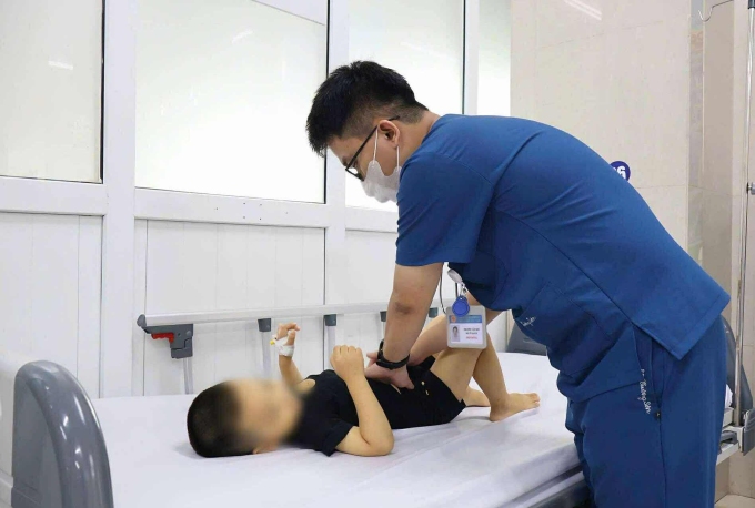 526267202-4206017189618167-860-9537-6963-1754640876 Bác sĩ điều trị cho bé tại Bệnh viện Sản nhi Ninh Bình, ngày 8/8. Ảnh: Phương Vy