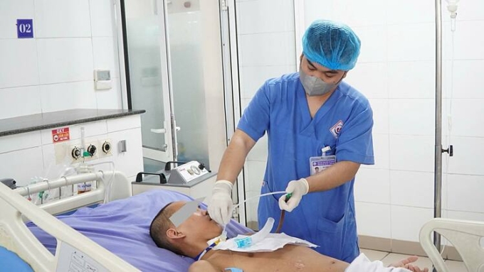 528944113-1240195131479797-787-5458-8511-1754725620 Bác sĩ điều trị bệnh nhân. Ảnh: Bệnh viện cung cấp