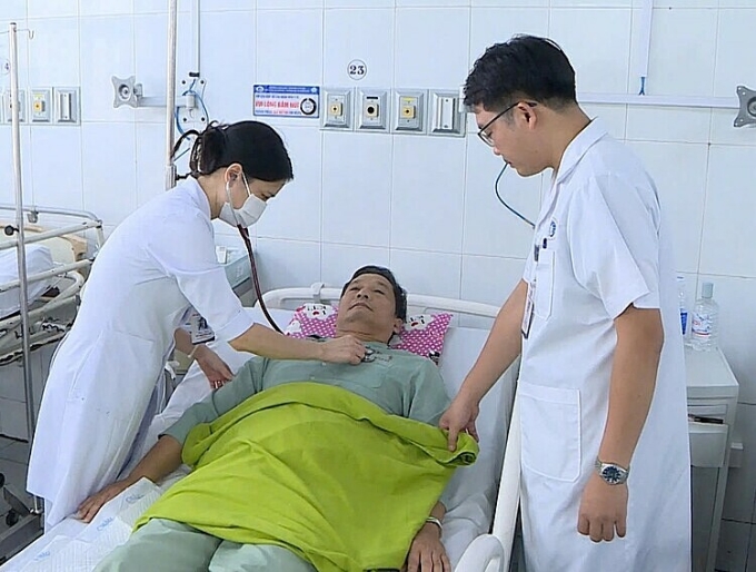 531821140-1079162737697962-634-4772-6612-1755070662 Bác sĩ thăm khám cho bệnh nhân. Ảnh: Bệnh viện cung cấp