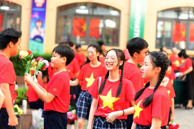 535882626-1170500371769957-105-8642-3983-1755673181 Học sinh trường Nguyễn Siêu trong buổi sinh hoạt chủ điểm Dưới bóng cờ Tổ quốc - Người Nguyễn Siêu tiếp bước, sáng 20/8. Ảnh: Fanpage nhà trường