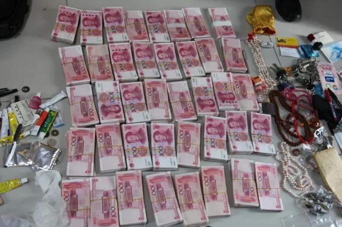 641-1-1754936279-5678-1754938629 Lượng lớn tiền mặt được cảnh sát tìm thấy trong nhà Vương Hưng Phu. Ảnh: QQ