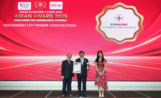 73f09f821e569608cf47-175550549-7091-5649-1755505881 Ông Bùi Hải Thành, Phó tổng giám đốc đại diện EVNHCMC nhận chứng nhận Top 10 doanh nghiệp tiêu biểu ASEAN 2025. Ảnh: EVNHCMC