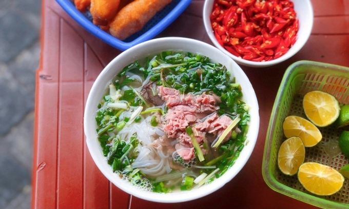 7ead838ca8317e6f2720-5875-1700-3880-2833-1754970944 Món phở tái ở quán phở Đường Tàu tại Hà Nội. Ảnh: Quỳnh Mai