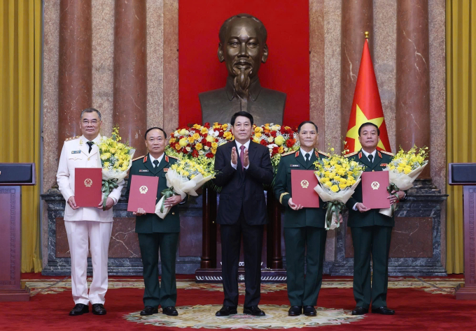 8d1364840f668638df77-175404876-6921-8180-1754049095 Chủ tịch nước Lương Cường trao các quyết định thăng hàm cho tướng lĩnh quân đội, công an. Ảnh: TTXVN