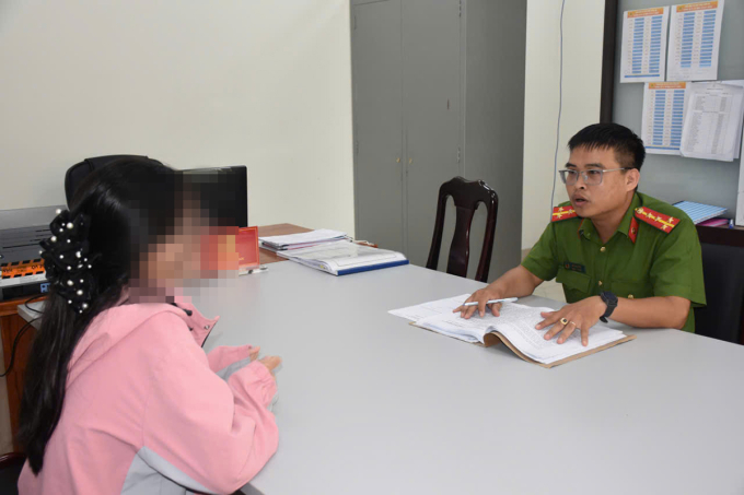 93a9d419242fac71f53e-175531433-2601-3635-1755314539 Nữ sinh ở phường Hòa Cường được công an giải thích về thủ đoạn lừa đảo, sau khi được giải cứu khỏi nhóm bắt cóc online. Ảnh: Công an cung cấp