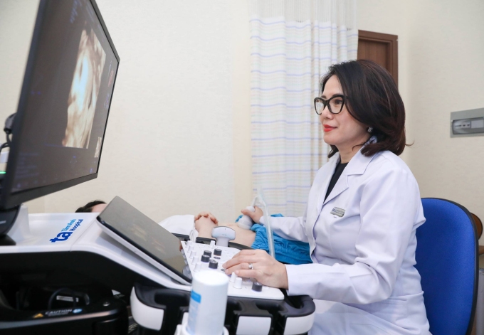 a-nh-1-2-1-1754961298-6194-1754961350 Bác sĩ Nguyên siêu âm cho một thai phụ. Ảnh: Bệnh viện Đa khoa Tâm Anh