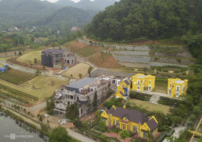 a-nh-ma-n-hi-nh-2025-08-13-lu-6146-1615-1755018800 Các biệt thự, công trình xây dựng trái phép dưới chân một quả đồi thuộc thôn Minh Tân, xã Minh Trí năm 2018. Ảnh: Gia Chính