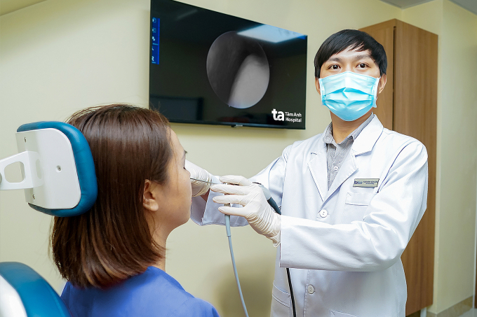 a-nh-ngu-o-i-be-nh-1754059280-5823-1598-1754059342 Bác sĩ Minh nội soi mũi cho chị Thương. Ảnh: Bệnh viện Đa khoa Tâm Anh