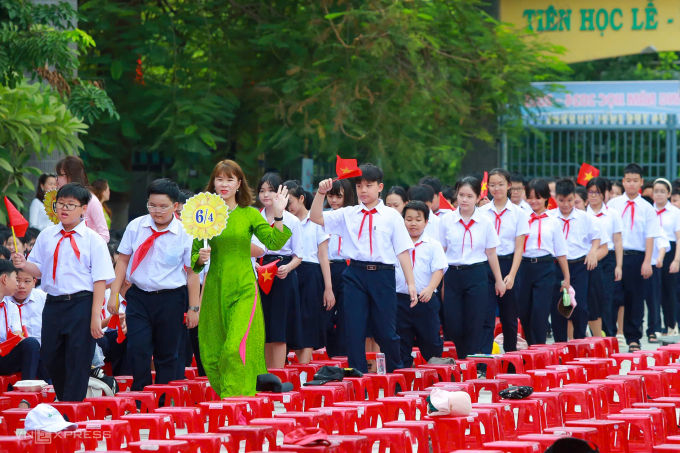 a1-1755573943-3747-1755574024 Giáo viên chủ nhiệm dẫn học sinh đầu cấp lớp 6 Trường THCS Nguyễn Huệ (TP Đà Nẵng) vào trường tham dự Lễ khai giảng năm học mới, ngày 5/9/2024. Ảnh: Nguyễn Đông