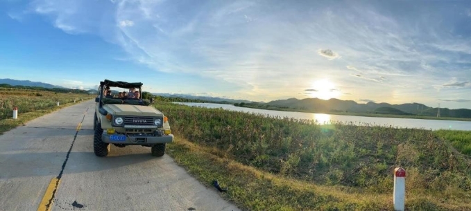 a2-1754988432-4866-1754988872 Du khách có thể lựa chọn tour tham quan bằng xe jeep, xe mô tô kiểu vintage cùng các hướng dẫn viên du lịch để tránh đông đúc. Ảnh: Booking.com