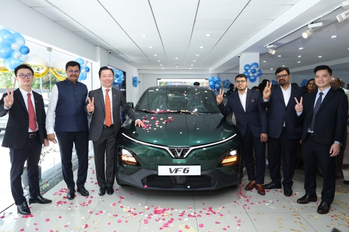 a2-jpg-1754189767-3449-1754190038 Mẫu xe VF6 được trưng bày tại showroom. Ảnh: VinFast
