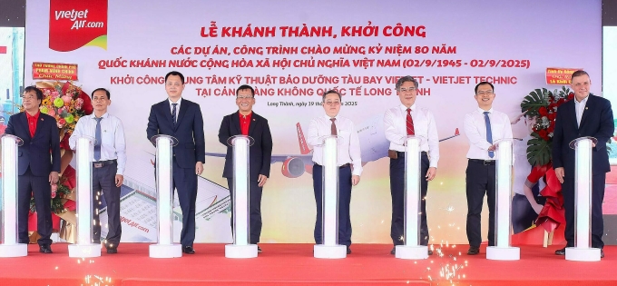 a3-13-1755658666-1755658981-17-8379-4792-1755659278 Lãnh đạo Cục Hàng không Việt Nam và Vietjet thực hiện nghi thức khởi công dự án hangar số 3 và số 4. Ảnh: Tài Nguyễn