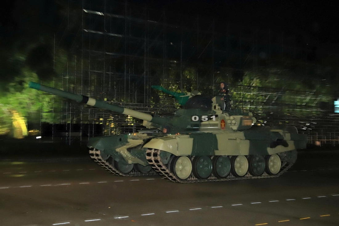 a80-15-17544517247561419950613 Dàn khí tài phục vụ A80 xuyên đêm huấn luyện trên quảng trường Ba Đình - Ảnh 8.