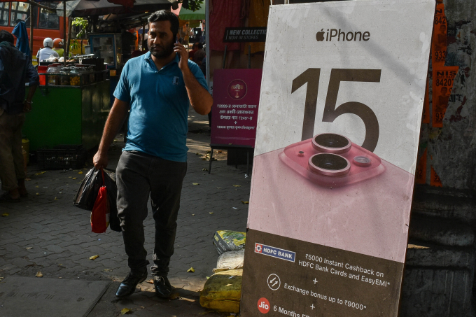 afp-20231106-chatterjee-notitl-6716-1179-1754990163 Người đi đường ngang qua bảng quảng cáo Iphone 15 ở Kolkata, Ấn Độ ngày 6/11/2023. Ảnh: AFP