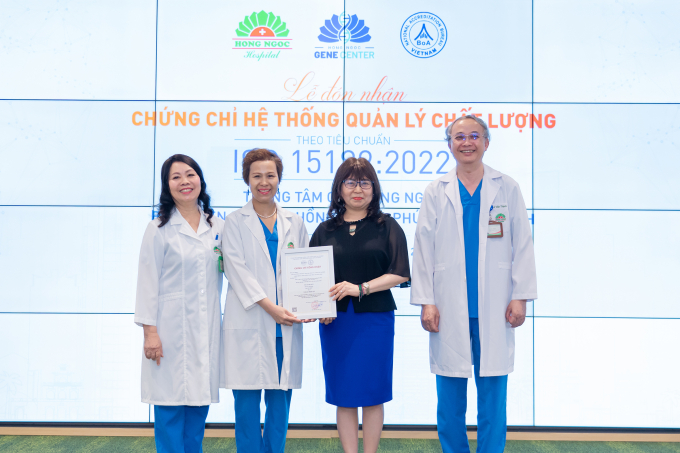 anh-2-1754558855-3949-1754559381 Đại diện Bệnh viện đa khoa Hồng Ngọc Phúc Trường Minh nhận Chứng chỉ ISO 15189:2022. Ảnh: