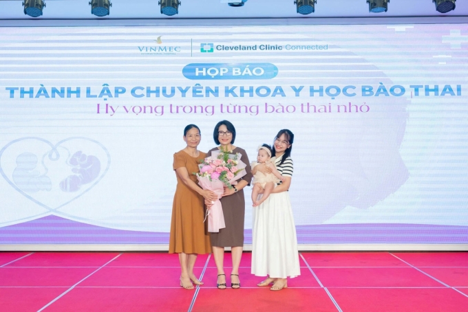 anh-2-2-1-1754035674-7253-1754035961 Gia đình chiến binh nhí - em bé từng được can thiệp trong bào thai tham dự sự kiện để tri ân các y, bác sĩ. Ảnh: Vinmec