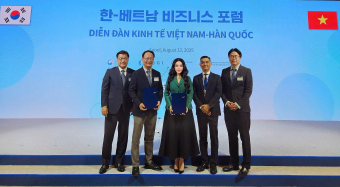anh-2-5-1755075299-1755075343-7614-1755075511 Bà Lê Nữ Thùy Dương, Phó chủ tịch KN Holdings cùng ông Heo Wook, Phó chủ tịch phụ trách đầu tư toàn cầu, Samsung C&T (thứ hai từ trái sang) trao thỏa thuận hợp tác. Ảnh: KN Holdings
