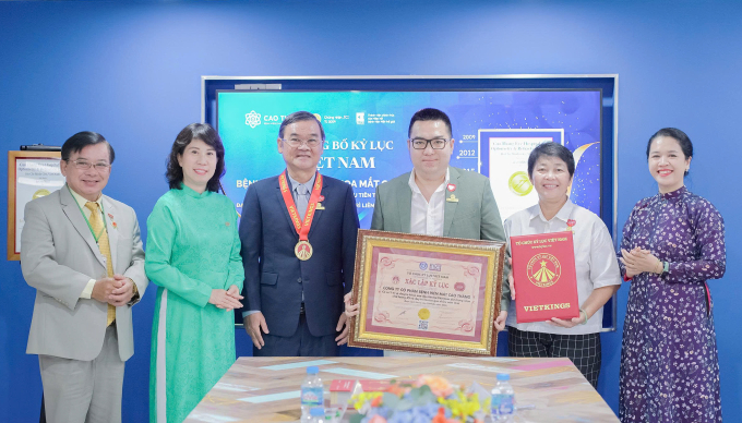 anh-2-mct-1754969501-175496951-1930-4678-1754970312 Ban giám đốc bệnh viện nhận quyết định và chứng nhận Kỷ lục Việt Nam từ Tổ chức Kỷ lục Việt Nam, sáng 8/8. Ảnh: Bệnh viện cung cấp