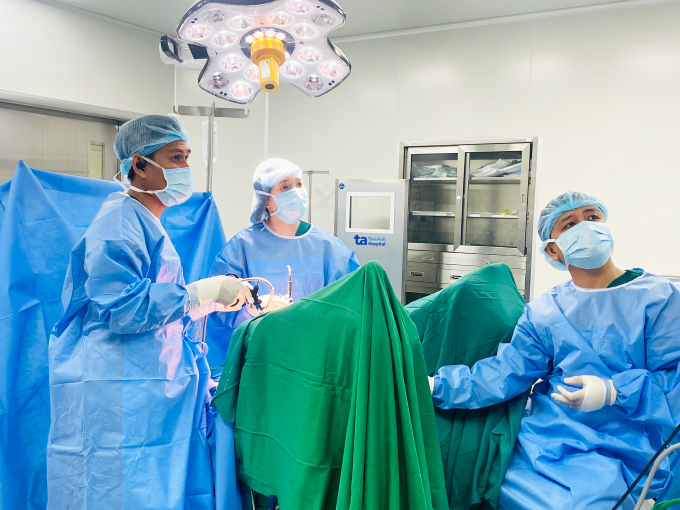 anh-2-vne-1754365609-175436572-3563-5246-1754365734 Bác sĩ Liên (giữa) cùng êkíp phẫu thuật điều trị sa bàng quang và són tiểu cho bà Kiều. Ảnh: Bệnh viện Đa khoa Tâm Anh