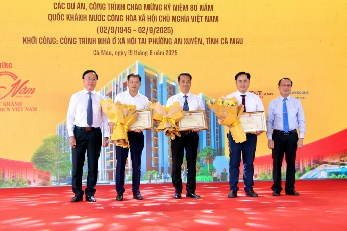 anh-5-1755657023-2236-1755657236 Tại lễ khởi công, UBND tỉnh Cà Mau trao Bằng khen cho Tập đoàn T&T Group, Công ty TNHH T&T Land Cà Mau, vinh danh những đóng góp trong việc triển khai chương trình nhà ở xã hội của doanh nghiệp. Ảnh: T&T Group