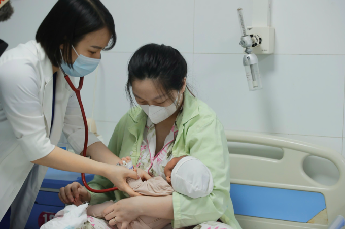 anh-chup-man-hinh-2025-08-02-l-6316-3877-1754109436 Một bệnh nhi mắc bệnh truyền nhiễm điều trị tại Bệnh viện Thanh Nhàn. Ảnh: Thu Giang