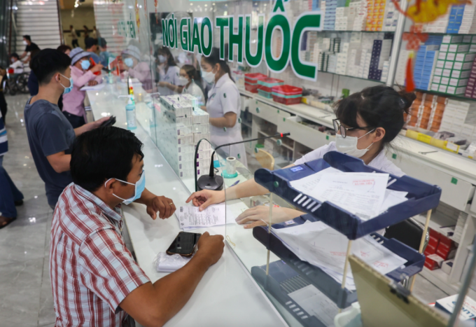 anh-chup-man-hinh-2025-08-18-l-1334-5845-1755515350 Bệnh nhân mua thuốc tại nhà thuốc bệnh viện ở TP HCM. Ảnh:Quỳnh Trần
