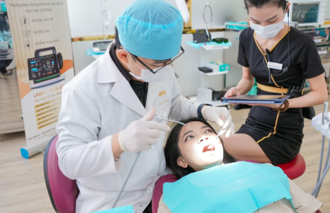 anh-chup-man-hinh-2025-08-18-l-2010-5785-1755515307 Bác sĩ thăm khám răng cho một bệnh nhân. Ảnh: Loan Bùi