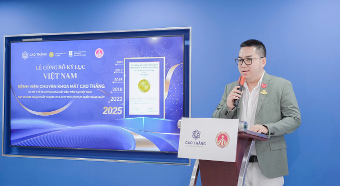 anh-mct-1754969555-1754969573-3677-8469-1754970312 Ông Nguyễn Quốc Anh – Giám đốc điều hành Bệnh viện Mắt Cao Thắng phát biểu tại lễ công bố kỷ lục Việt Nam. Ảnh: Bệnh viện cung cấp