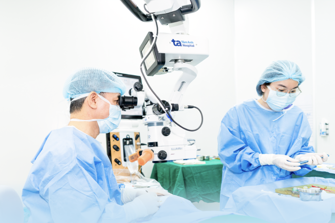 anh-pt-1754007005-6362-1754007038 Phó giáo sư Hiệp thực hiện ca mổ phaco. Ảnh: Bệnh viện Đa khoa Tâm Anh