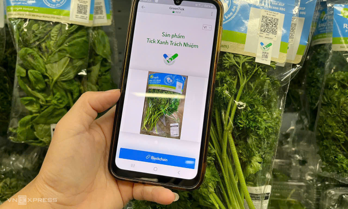anh-scan-1754480527-1754480553-1326-4716-1754481594 Khách hàng quét mã QR để nhận diện sản phẩm gắn Tick xanh. Ảnh: Thi Hà