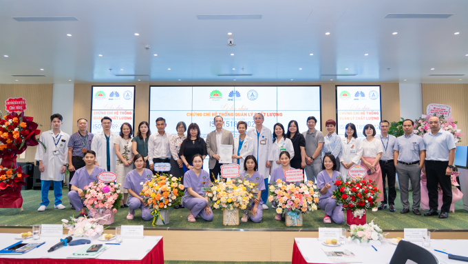anh-thumb-1754558790-8726-1754559381 Tập thể Bệnh viện Đa khoa Hồng Ngọc Phúc Trường Minh trong lễ nhận chứng chỉ ISO 15189:2022. Ảnh: Bệnh viện cung cấp