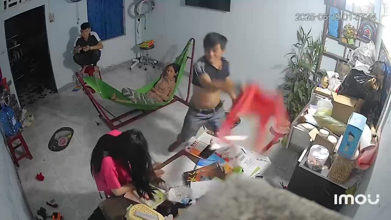 anh-trai-dung-ghe-danh-em-gai-1754966265 Anh trai dùng ghế đánh em gái
