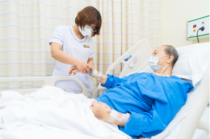 anh2th-1754627401-8481-1754627533 Ông Nhưỡng được điều dưỡng chăm sóc sau ca phẫu thuật thành công. Ảnh: Bệnh viện Đa khoa Tâm Anh