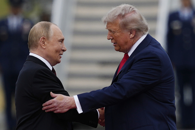ap25227700390948-9261-1755320293 Tổng thống Putin (trái) và Tổng thống Trump tại Alaska ngày 15/8. Ảnh: AP
