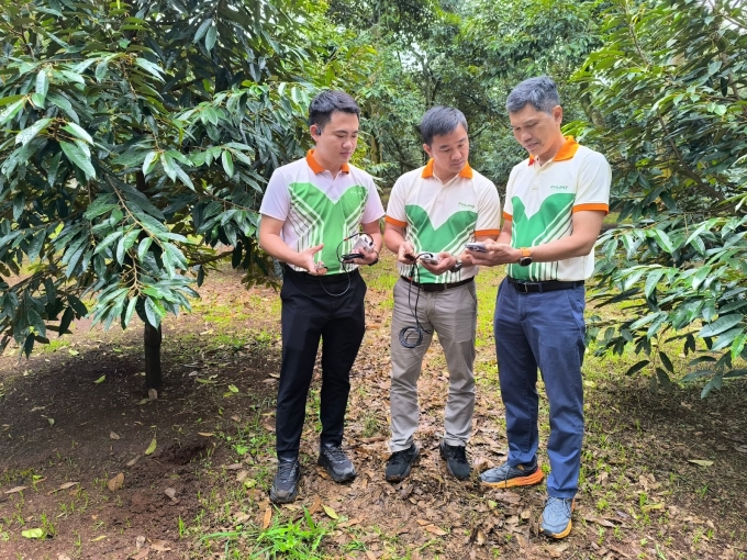 b1-1753949919-9133-1753950579 Chuyên gia Phú Mỹ phân tích đất để tư vấn canh tác và chăm sóc hiệu quả cho người nông dân. Ảnh: Phú Mỹ