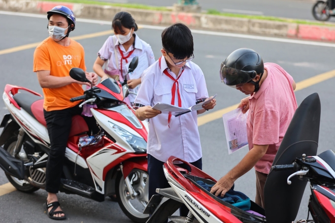 b3a8a8f5-e2e4-454e-bc5b-9d982f-8644-8064-1755575741 Phụ huynh TP HCM đưa con đến trường thi lớp 10, tháng 6/2024. Ảnh: Quỳnh Trần