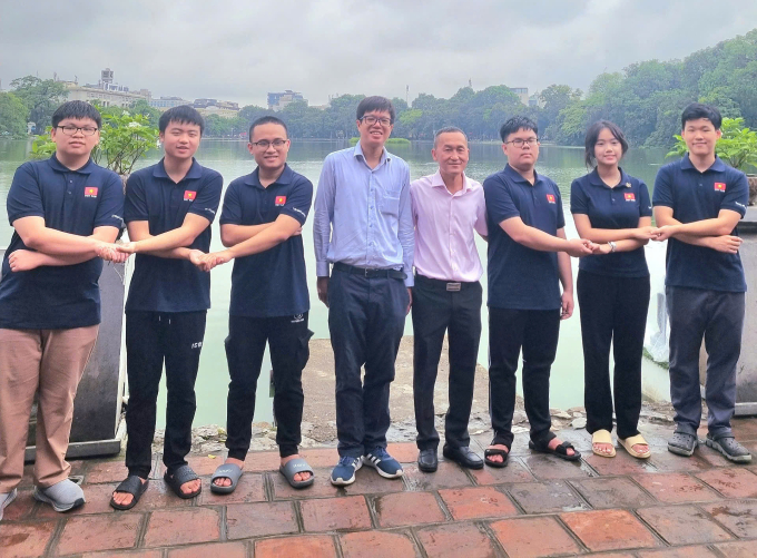 b3be9ece-a059-4537-bc8a-31d9d3-3198-7855-1754388910 Thầy Hùng (đeo kính) cùng TS Nguyễn Chu Gia Vượng, trưởng đoàn Việt Nam dự IMO 2025, và 6 thí sinh. Ảnh: Nhân vật cung cấp