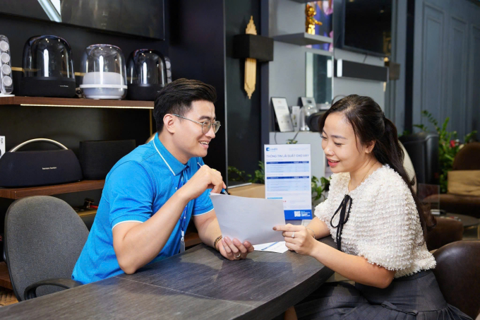 b4fbcf6ed1c1589f01d0-175446450-3885-2010-1754464669 Nhân viên của Mcredit tư vấn dịch vụ cho khách hàng. Ảnh: Mcredit