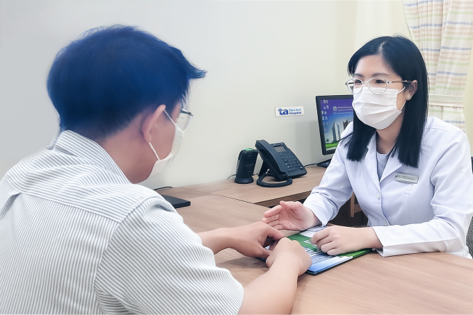 ba-c-si-bi-nh-kha-m-1754377128-7213-1754377290 Bác sĩ Bình khám cho một người bệnh. Ảnh minh họa: Phòng khám Đa khoa Tâm Anh Quận 7