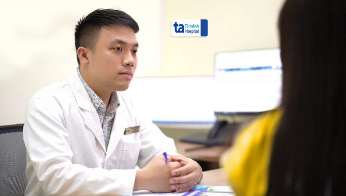 ba-c-si-du-o-ng-1-1754622822-4444-1754622985 Bác sĩ Dương khám và tư vấn tâm lý cho một nhân viên công sở. Ảnh minh họa: Bệnh viện cung cấp