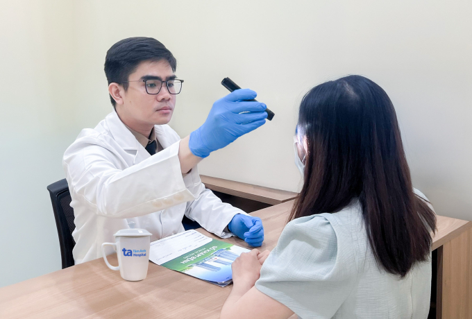 ba-c-tri-kha-m-1755587335-7689-1755587436 Bác sĩ Trí kiểm tra vùng mắt của chị Hà. Ảnh: Phòng khám Đa khoa Tâm Anh Quận 7