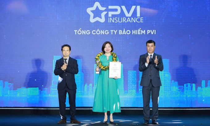 ba-nguyen-vu-tam-pho-tong-giam-6751-6103-1754365337 Bà Nguyễn Vũ Tâm, Phó Tổng giám đốc Bảo hiểm PVI đại diện nhận giải thưởng. Ảnh: PVI