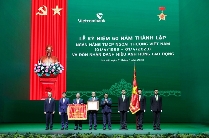 bai-1-anh-3-1755253183-1341-1755254631 Vietcombank được trao tặng nhiều phần thưởng cao quý của Đảng và Nhà nước, đặc biệt là danh hiệu Anh hùng lao động (năm 2023). Ảnh: Vietcombank