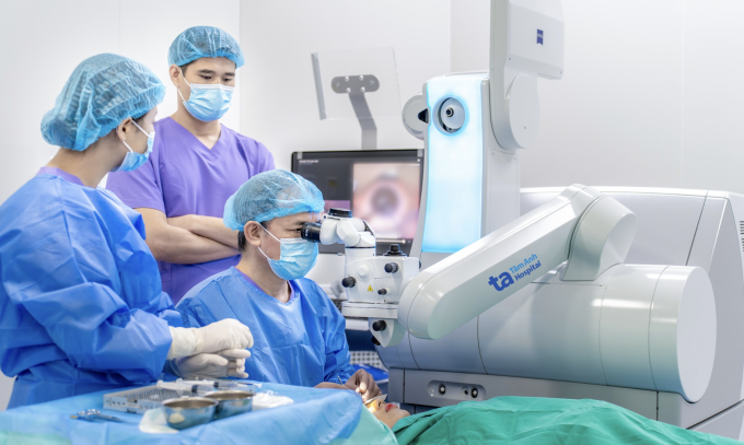 bai-rao-1-1755093341-1401-1755093418 Bác sĩ mổ cận cho anh Đức bằng công nghệ SMILE Pro. Ảnh: Bệnh viện cung cấp