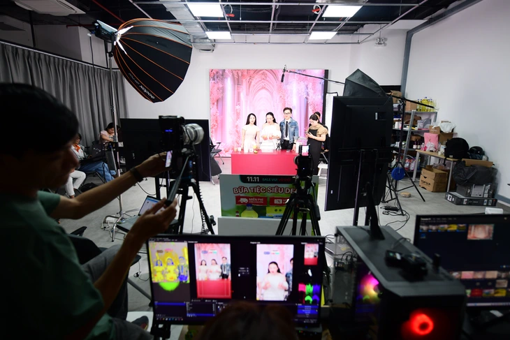 ban-hang-qua-mang-livestream-qdinh-1754325694276330456158 TikTok Shop tăng phí sàn 300% khiến nhiều người bán hoang mang- Ảnh 1.